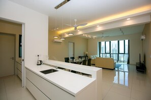 Living room - Jazz Service Suites by Sanguine (George Town)