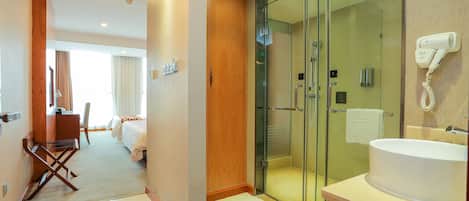 Family Room | Bathroom | Shower, free toiletries, hair dryer, slippers