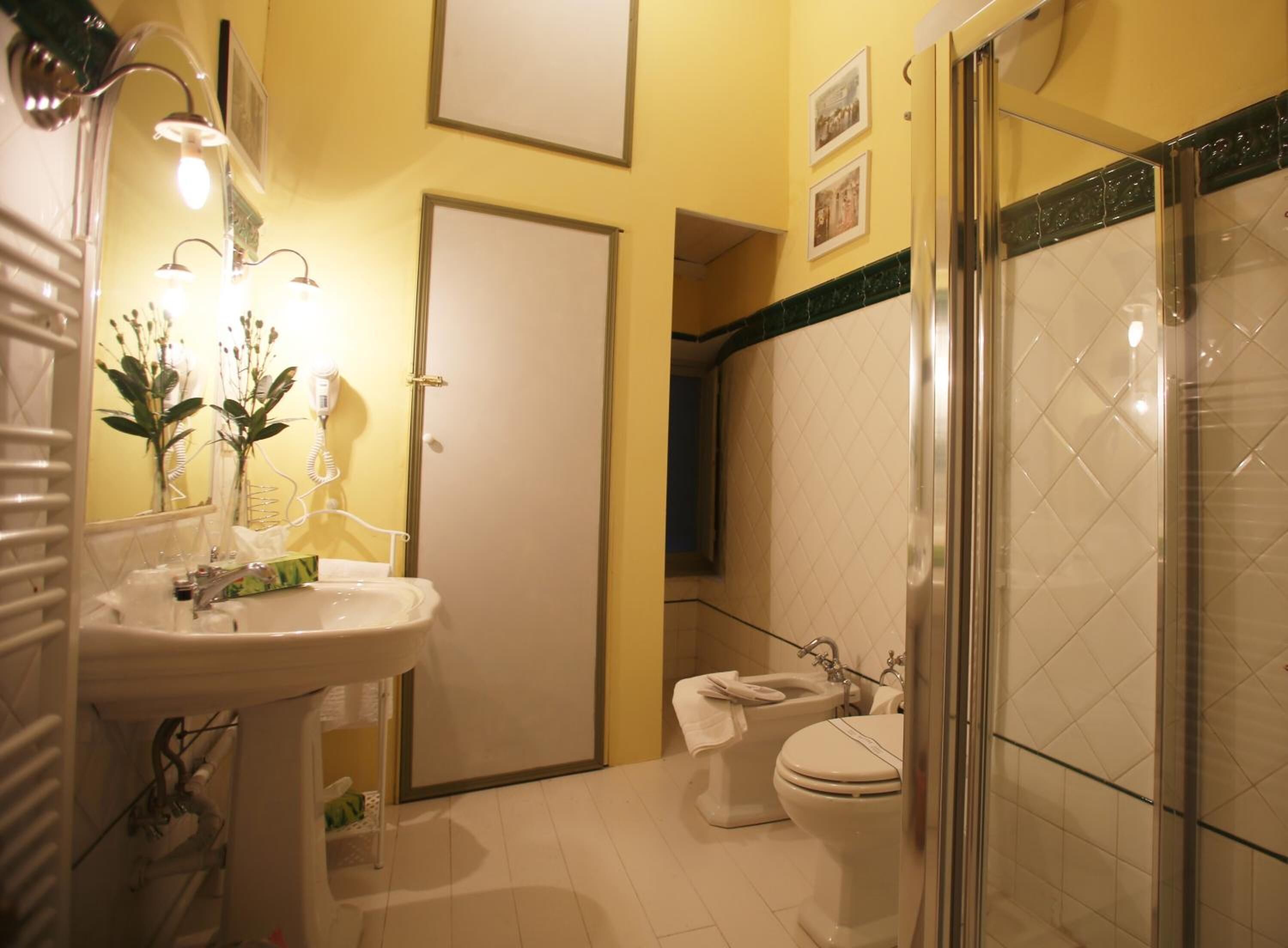 Ein Badezimmer mit Waschbecken, Toilette und Duschbereich.