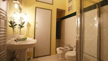 Ein Badezimmer mit Waschbecken, Toilette und Duschbereich.