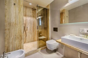 Habitación de lujo con 1 cama doble o 2 individuales | Baño | Ducha y cabezal de ducha tipo lluvia