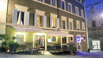 Façade de lâhĂ©bergement - soirĂ©e/nuit
