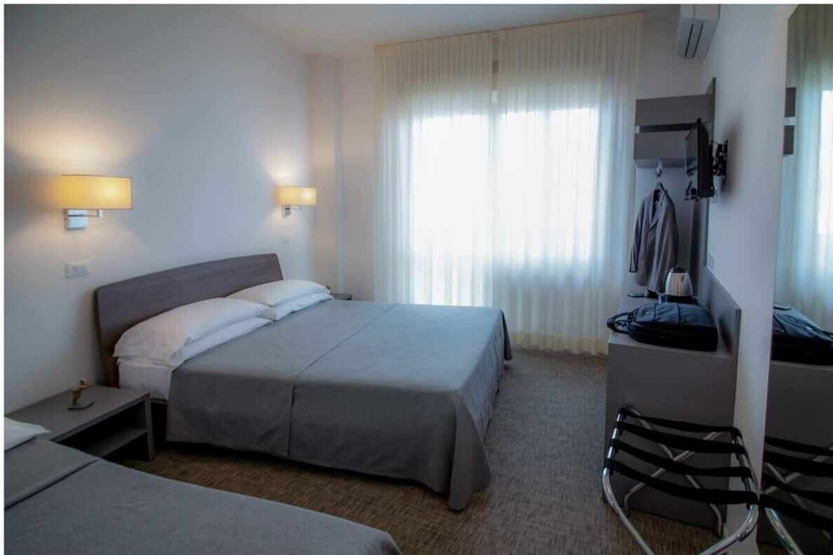 Chambre Triple, balcon, vue mer | Coffres-forts dans les chambres, bureau, fer et planche à repasser