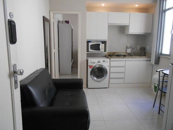 Apartemen (1 Bedroom) | Dapur kecil pribadi | Lemari es, microwave, kompor, dan mesin pembuat kopi/teh