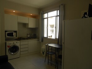 Apartemen (1 Bedroom) | Dapur pribadi | Lemari es, microwave, kompor, dan mesin pembuat kopi/teh