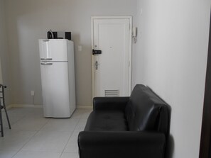 Apartment (1 Bedroom) | Wohnzimmer | Fernseher