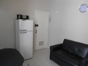 Apartemen (1 Bedroom) | Ruang keluarga | TV