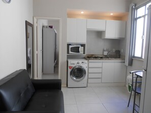 Apartment (1 Bedroom) | Eigene Küche | Kühlschrank, Mikrowelle, Herdplatte, Wasserkocher mit Kaffee-/Teezubehör