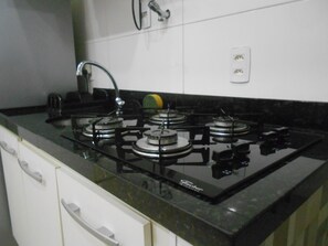 Apartamento (1 Bedroom) | Cozinha privada | Geladeira, micro-ondas, cooktop