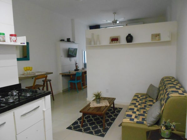 Appartement (1 Bedroom) | Salle de séjour | Télévision