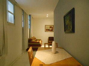 Apartment (1 Bedroom) | Living room | TV - Gohouse - South Beach 710 (Rio de Janeiro)