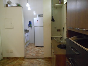 Appartement (2 Bedrooms) | Cuisine privée | Réfrigérateur, surface de cuisson, mélangeur, vaisselle et ustensiles