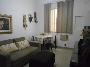 Appartement (2 Bedrooms) | Salle de séjour | Téléviseur