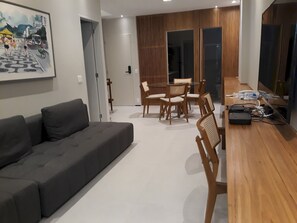 Apartamento (2 Bedrooms) | Sala de estar | TV