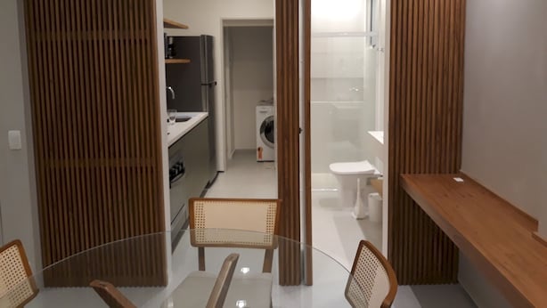 A modern bathroom with a glass shower enclosure, a toilet, and a sink. - Gohouse - Ataulfo 201 (Rio de Janeiro)