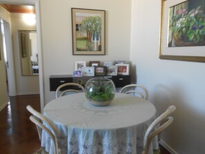 Cooktop, talheres/pratos/utensílios de cozinha