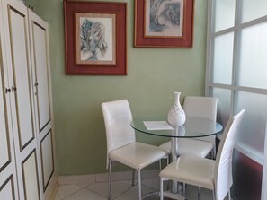 Apartamento (1 Bedroom) | Cozinha privada | Cooktop, talheres/pratos/utensílios de cozinha