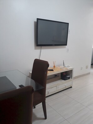 Apartamento (1 Bedroom) | Sala de estar | TV