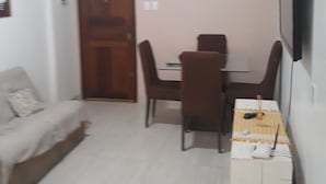อพาร์ทเมนท์ (1 Bedroom) | ห้องนั่งเล่น | ทีวี