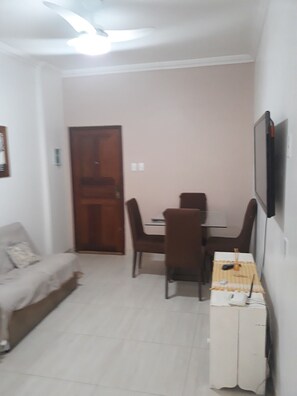 Apartamento (1 Bedroom) | Sala de estar | TV