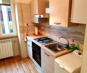 Lemari es, kompor, dan peralatan masak/sendok-piring