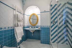 Combined shower/tub, hair dryer, bidet, towels