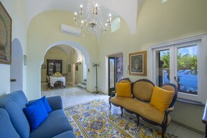 TV, books, stereo - Palazzo Rocco Holiday House (Praiano)