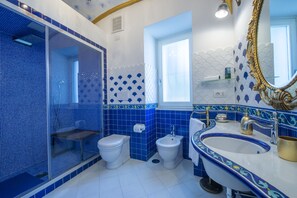 Combined shower/bathtub, hair dryer, bidet, towels - Palazzo Rocco Holiday House (Praiano)