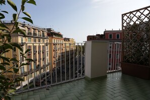 Quarto triplo standard, vista para o mar | Vista da sacada