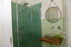 Standard Triple Room, Sea View | Bathroom | Shower, rainfall showerhead, towels - Sun&TheCity (Naples)