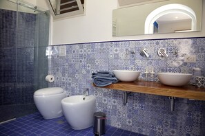 Monolocale, balcone, vista mare | Bagno | Doccia, soffione a pioggia, asciugamani