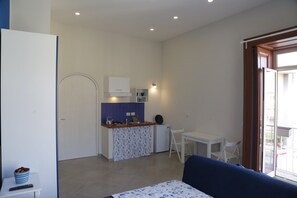 Estudio, balcón, vistas al mar | Cortinas opacas, sistema de insonorización, wifi gratis y ropa de cama