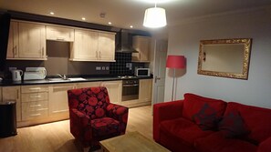 Appartamento Standard | Cucina privata | Frigorifero, microonde, forno, piano cottura