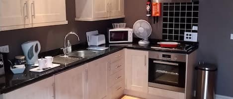 Two Bed Apt, Double/Twin Sleeps 4 | Private kitchen | Fridge, microwave, oven, stovetop