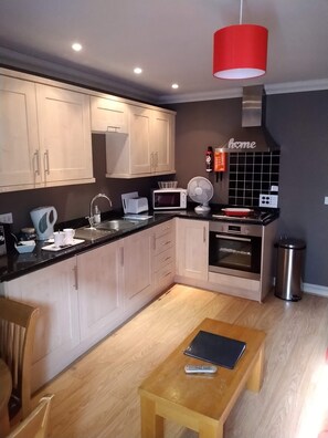 Appartamento Standard | Cucina privata | Frigorifero, microonde, forno, piano cottura