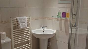 Căn hộ Tiêu chuẩn | Phòng tắm | Vòi sen/bồn tắm kết hợp, máy sấy tóc, khăn tắm, dầu gội