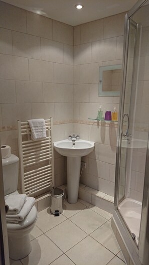 Appartamento Standard | Bagno | Combinazione doccia/vasca, asciugacapelli, asciugamani, shampoo