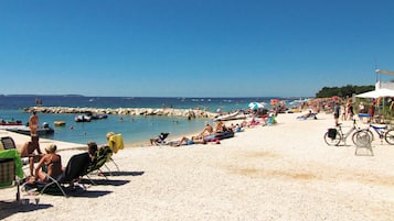 In Strandnähe, Sporttauchen, Windsurfen
