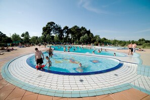 季節性室外游泳池，提供日光浴躺椅