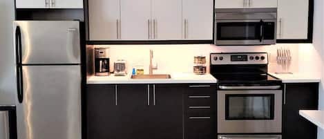 Réfrigérateur, four à micro-ondes, un four, surface de cuisson