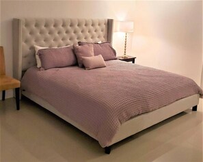 2 habitaciones, tabla de planchar con plancha, wifi y ropa de cama 