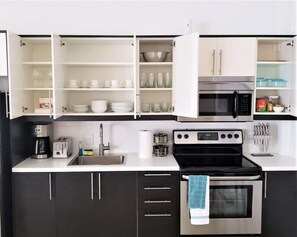 Refrigerador, microondas, horno y parrilla de estufa 