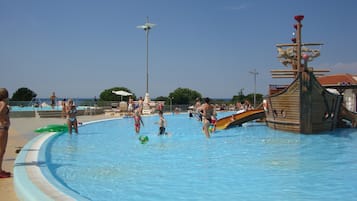 Außenpool (je nach Saison geöffnet), Sonnenschirme, Liegestühle