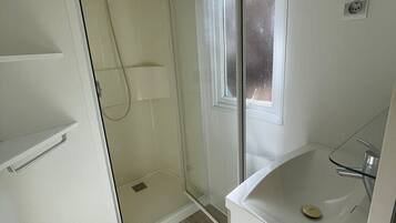 Casa móvil Premium, 3 habitaciones | Baño | Ducha y cabezal de ducha tipo lluvia