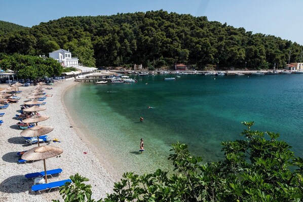 Una spiaggia nelle vicinanze, lettini da mare