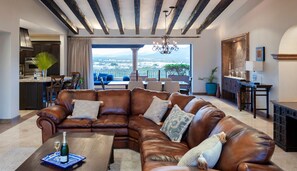 Een smart-tv, een dvd-speler en een stereo