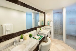 Vasca, asciugacapelli, asciugamani, sapone