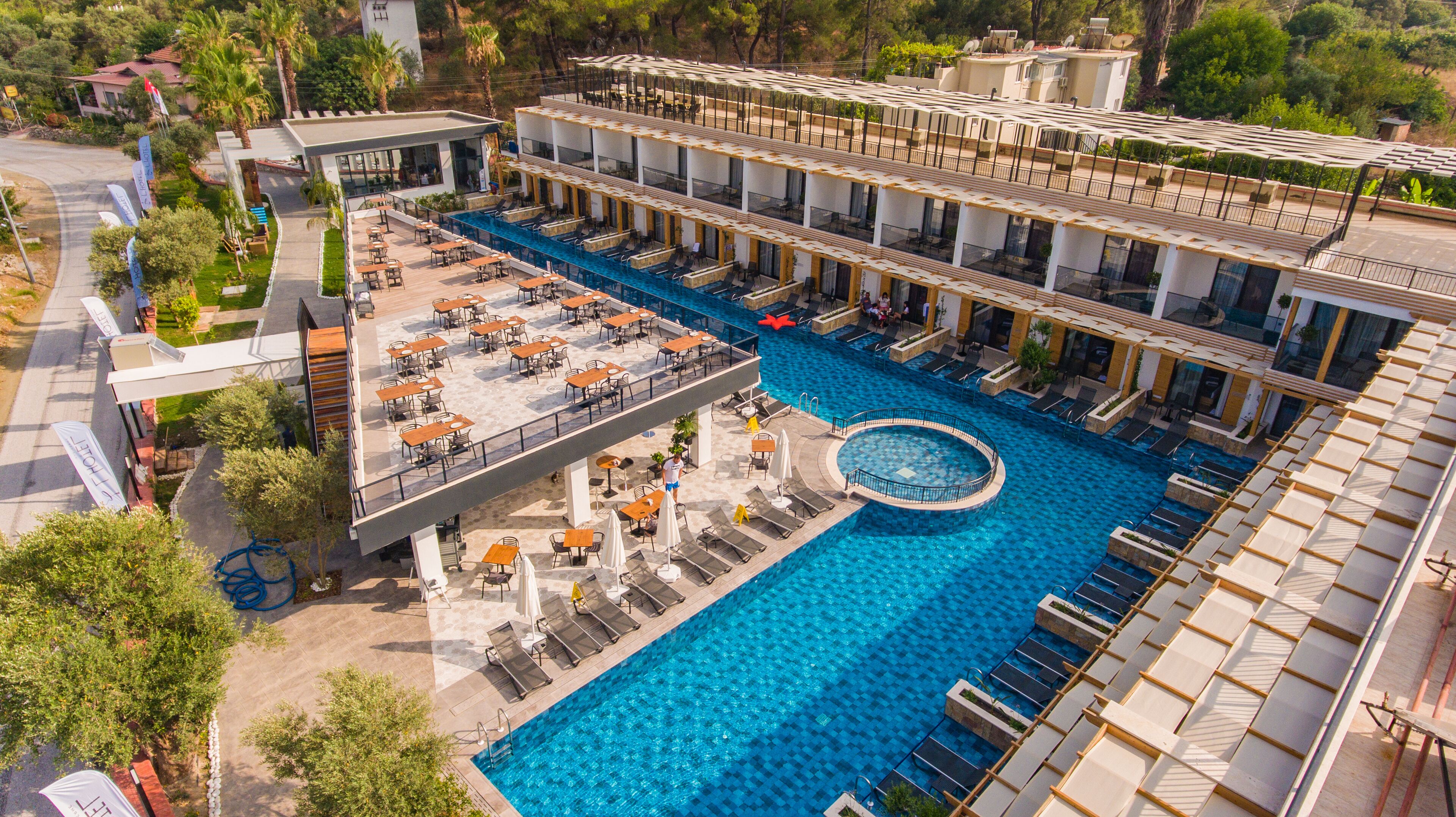 seasonal outdoor pool, open 8:00 am to 6:00 pm, pool umbrellas