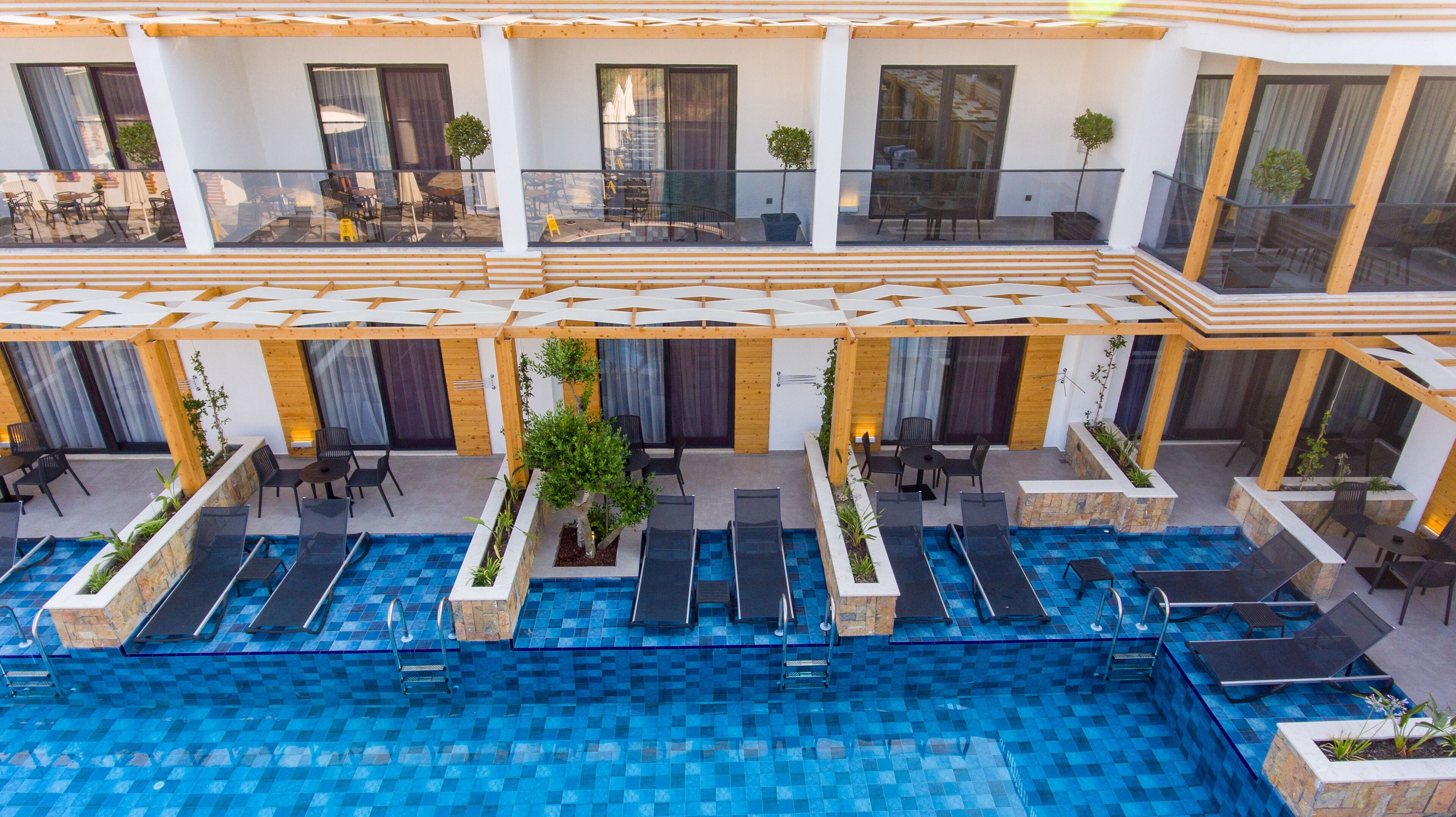 deluxe quadruple room | 1 bedroom, minibar, in-room safe, soundproofing