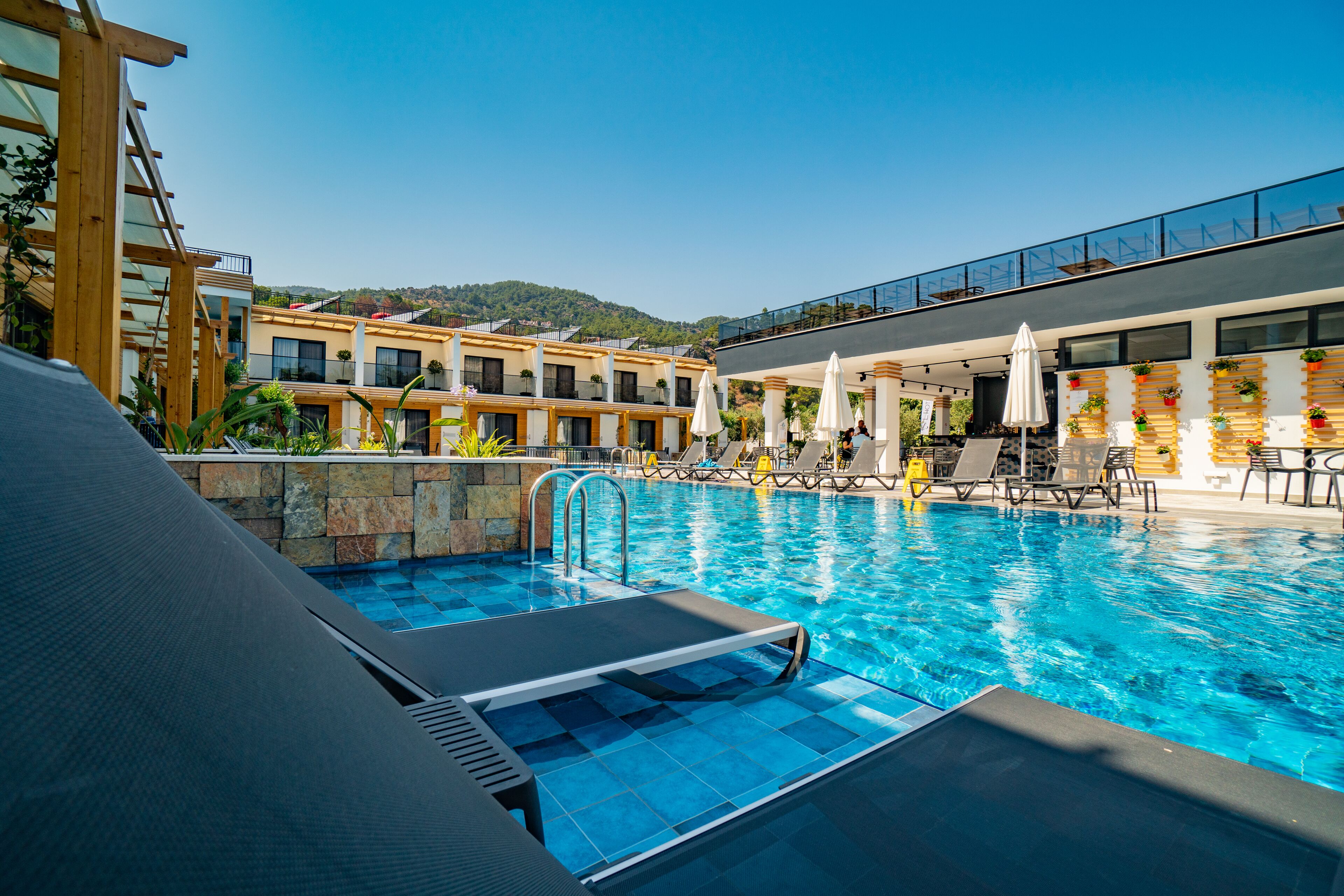 seasonal outdoor pool, open 8:00 am to 6:00 pm, pool umbrellas